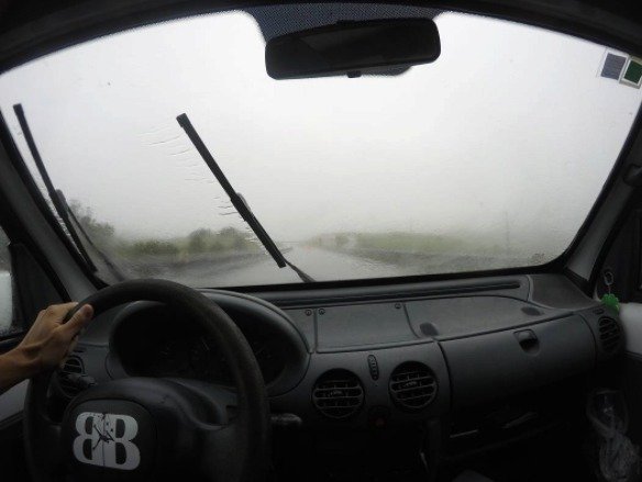 Hurikán Ophelia se na Azorských ostrovech projevil zejména silným deštěm a větrem.