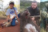 Šokující fotografie: Lovci pózují se zastřelenými opicemi! Účastní se i děti