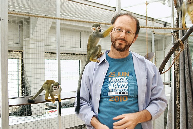 Vedoucí výzkumu Tecumseh Fitch ve své primatologické laboratoři ve Vídni