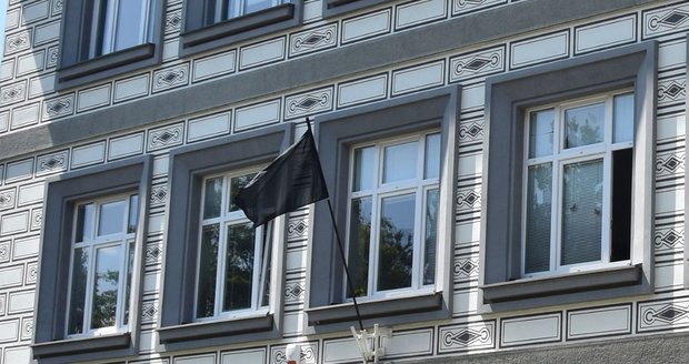 Na škole v Klatovech, kam hoch chodil, vlaje černý prapor.