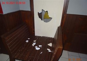Vykázání z baru neunesla v noci na neděli v Brně-Husovicích opilá žena (32). Dlažebními kostkami rozbila čtyři okna provozovny.