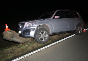 Opilá řidička na Domažlicku srazila u silnice patníky i boží muka.