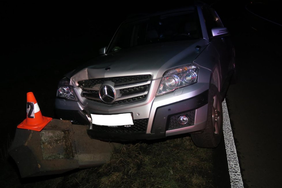 Opilá řidička na Domažlicku srazila u silnice patníky i boží muka.