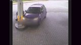 VIDEO: Namol opilá žena nabourala do tankovacího stojanu: Na benzínku si přijela pro alkohol