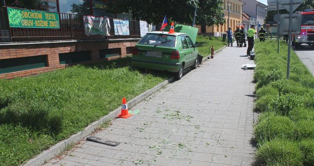 Tak jezdí alkohol. Opilé ženě (33) v cizí škodovce se zákazem řízení hrozí až tři roky v chládku.