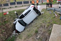 Opilá řidička „zapíchla" auto v potoce: Měla přes dvě promile, odešla po svých