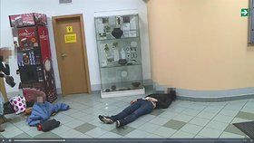 Namol opilá žena ležela ve čtvrtek odpoledne v budově IBC v ulici Příkop v Brně. Posedával u ní její syn (3).