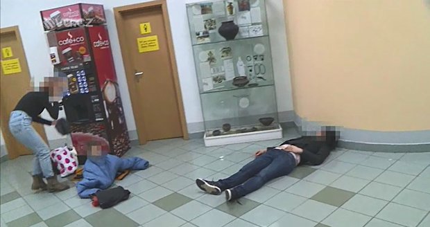 Namol opilá žena ležela ve čtvrtek odpoledne v budově IBC v ulici Příkop v Brně. Posedával u ní její syn (3).