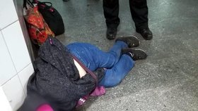 Vyhodili ji z vlaku, pomočila se do kalhot! Ženu museli z nádraží odnést strážníci