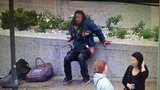 Díky, Ameriko!: Totálně opilá žena močila u plzeňského památníku  