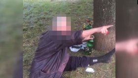 VIDEO: Agresivní babička se válela mezi lahvemi piva, pak napadla záchranáře! Zklidnila ji až pouta