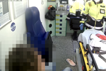 V sanitce se žena pokusila pokousat a poškrábat strážníky