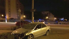 Opilý řidič (21) s 1,6 promile a bez řidičáku boural v centru Znojma. Lehce zranil sebe i spolujezdce.