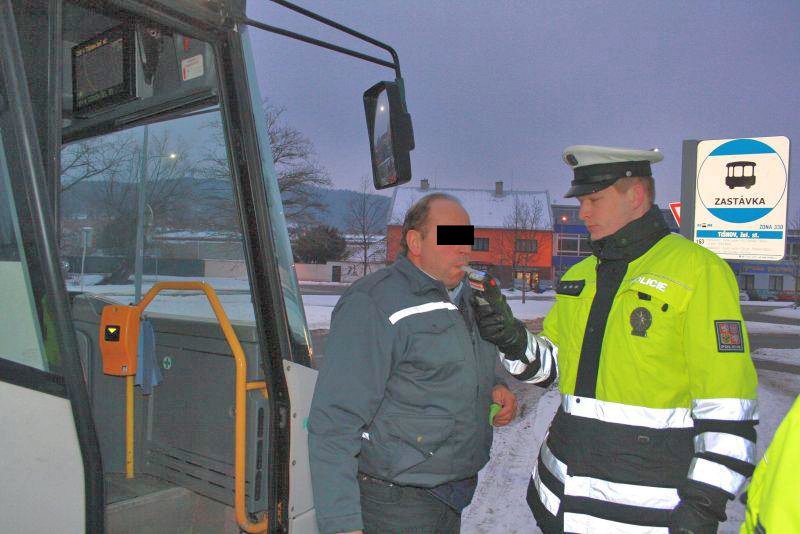 Policie v pondělí brzy ráno zkontrolovala 500 řidičů linkových autobusů na jižní Moravě. Šest z nich řídilo opilých. Řidiči na snímku při kontrole obstáli.