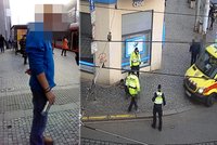 VIDEO: Opilec řádil na Smíchově. Lahví třískl o koleje, chtěl napadnout strážníka. Skončil v poutech