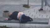 VIDEO: Polonahý opilec napadl na Hradčanské strážníka. Za pěstí a nadávky skončil v poutech