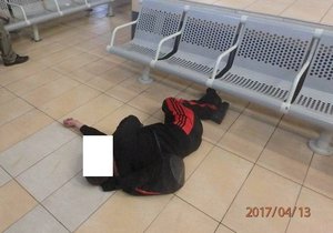 Opilý muž se válel v hale autobusového nádraží v Plzni.
