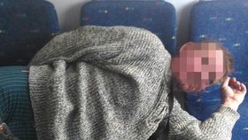 Opilec (43) si nejdříve ustlal v trolejbusu a pak venku budil pohoršení.