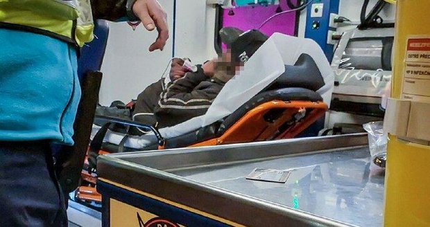 Opilec skončil v péči záchranářů. Opilec skončil v péči záchranářů.