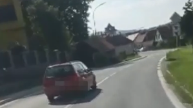 Opilec kličkoval v autě přes celou vozovku. Natočil ho policista v civilu, který jel za ním.