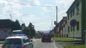 Opilec kličkoval v autě přes celou vozovku. Natočil ho policista v civilu, který jel za ním.