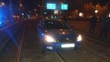 Opilec bez řidičáku vjel v Plzni s autem bez technické na koleje: Auto vyprostili hasiči