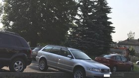 Opilec posadil při parkování auto na obrubník.