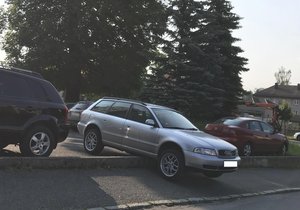 Opilec posadil při parkování auto na obrubník.