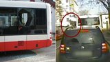 Výtržník v pražské MHD si dal 10 piv. A vyskočil z autobusu oknem!