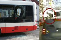 Výtržník v pražské MHD si dal 10 piv. A vyskočil z autobusu oknem!