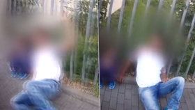 Kolemjdoucí upozornili strážníky v Brně na opilého muže ležícího na ulici, vedle něhož sedí malý chlapec.