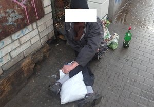 Opilec si ustlal na chodníku v Plzni.
