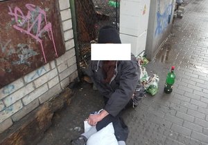 Opilec si ustlal na chodníku v Břeclavi. Ilustrační foto.