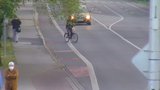 Opilec na kole se zmítal „v poryvech větru“: Ze silnice ho museli vyprovodit strážníci 