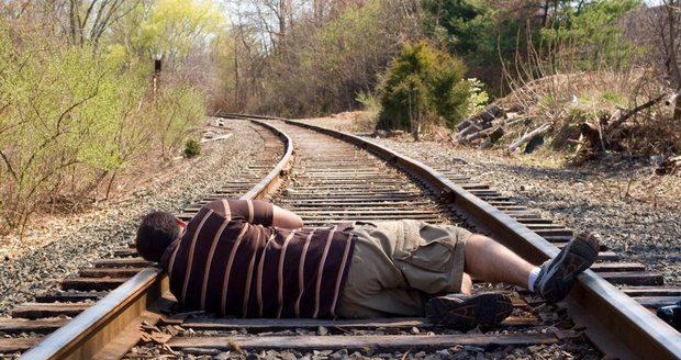 Sebevrah smolař: Sedl si na slepou kolej, kam vlaky nejezdí