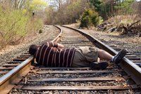 Opilý mladík (20) chtěl zemřít na kolejích: Zastavil kvůli tomu dva vlaky