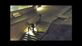 Opilý muž (36) s malým dítětem spadl v Brně na schodech, lidi, kteří mu chtěli pomoci, napadl pěstmi.