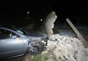 Tak jezdí alkohol! S necelými dvěma promile „zaparkoval“ řidič (27) ve zděném plotě.