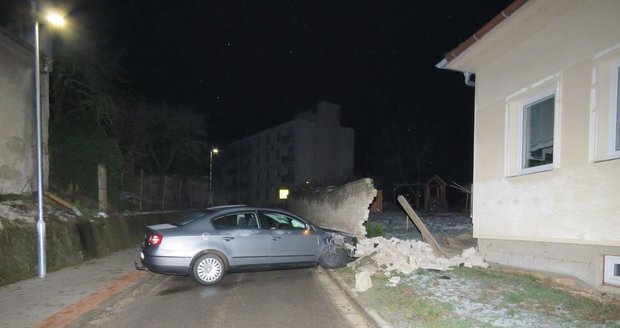 Tak jezdí alkohol! S necelými dvěma promile „zaparkoval“ řidič (27) ve zděném plotě.