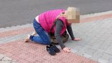 Totálně opilá žena budila pohoršení v Plzni: Válela se po chodníku a „blekotala“ nesmysly