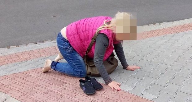 Totálně opilá žena se válela na chodníku v Plzni.