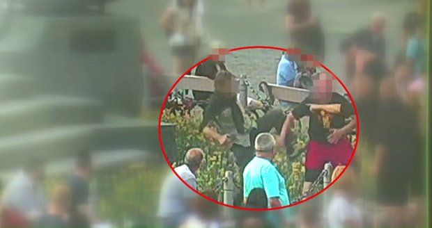 Opilci se pobili na Staroměstském náměstí: Ring si udělali z květinového záhonu