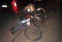 Opilec se řítil po chodníku na kole: Strážníka, který ho pokutoval, vyzval na souboj