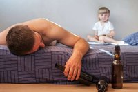 Tatínek nejde vzbudit, plakaly děti do telefonu: Byl namol opilý!