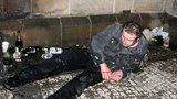 Opilec nadýchal 5,38 promile: Našli ho bezvládně ležet na lavičce, kde zapadával sněhem