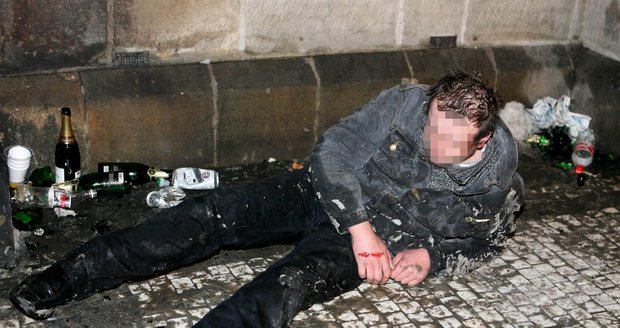 Zraněný mladík ležel na ulici. V krvi měl osm promile alkoholu. (Ilustrační snímek)
