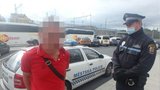 Kouřil v tramvaji a napadal cestující: Ožralu si podali v Plzni strážníci