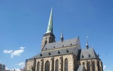 Visel za ruce ve věži katedrály: Snažil se kopnout strážníka