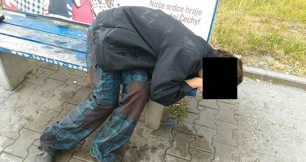 Opilý mladý muž (25) se v Plzni po probuzení strážníky pozvracel.