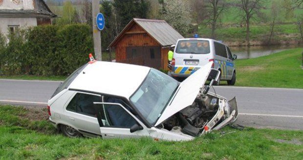 Smrtelná nehoda na Plzeňsku: Řidič sjel s autem do příkopu